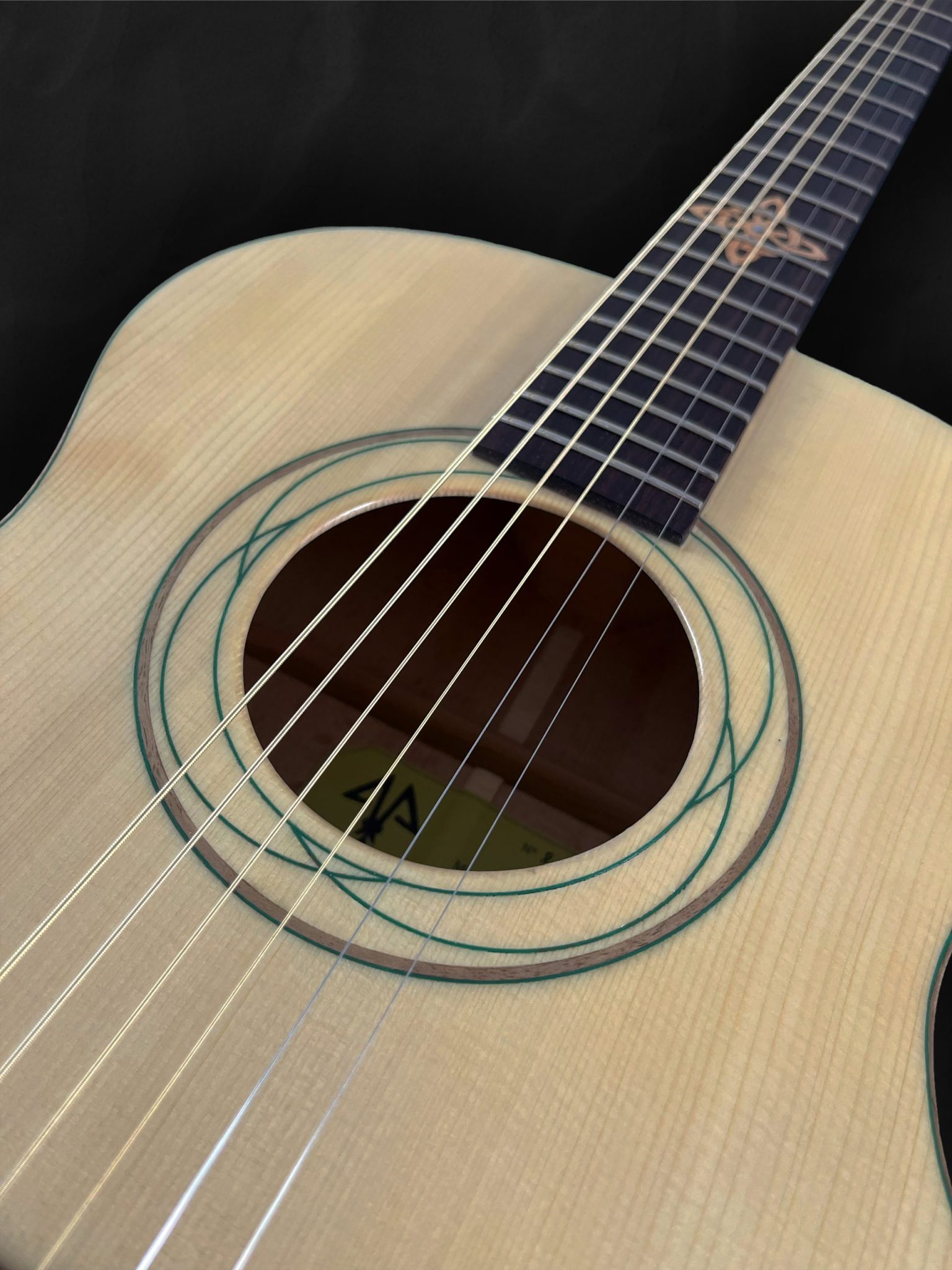 Guitare acoustique auditorium en bois clair épicéa du Jura, hêtre, palissandre et incrustation verte style celtique