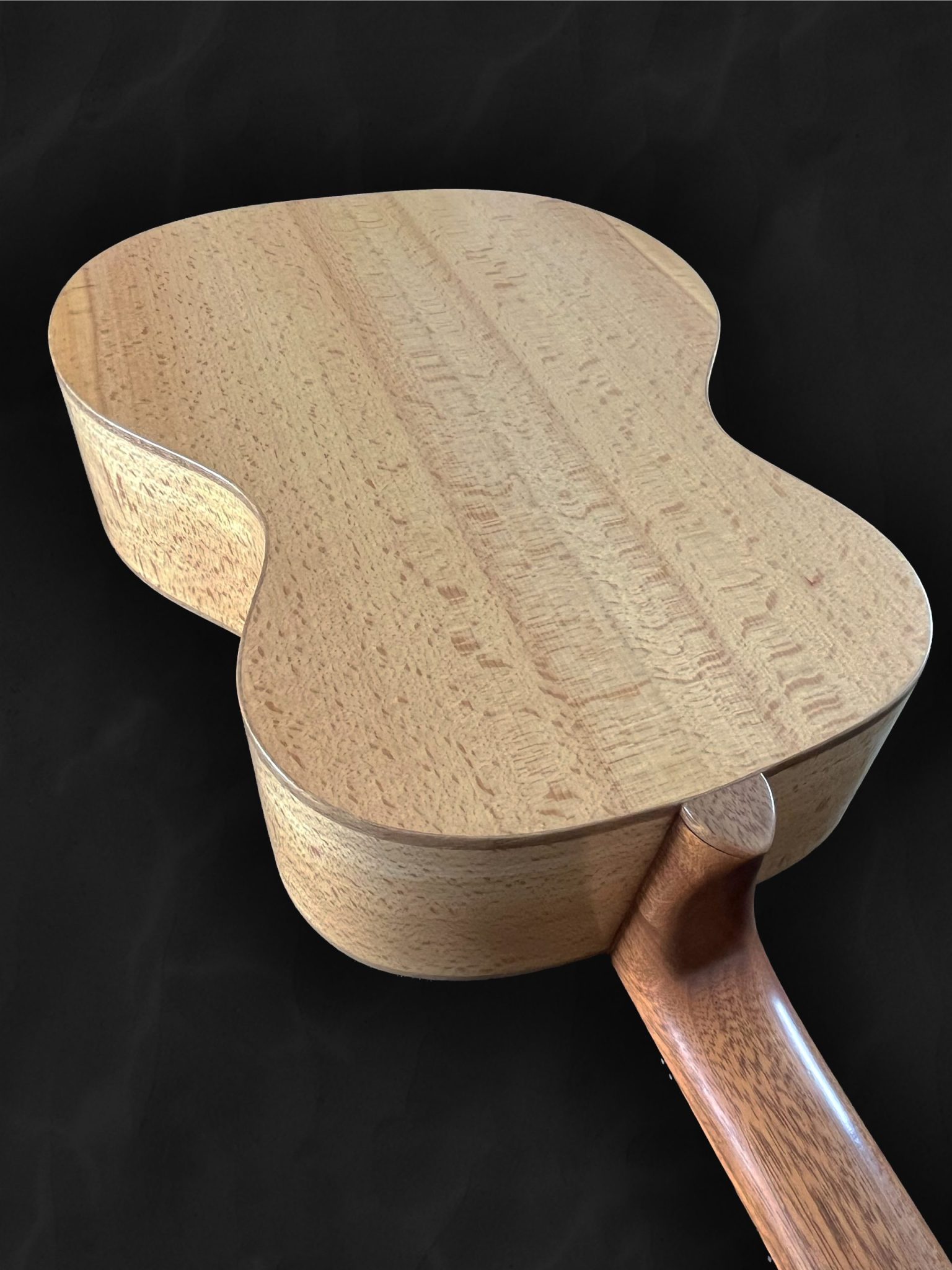 Guitare acoustique auditorium en bois clair épicéa du Jura, hêtre, palissandre et incrustation verte style celtique