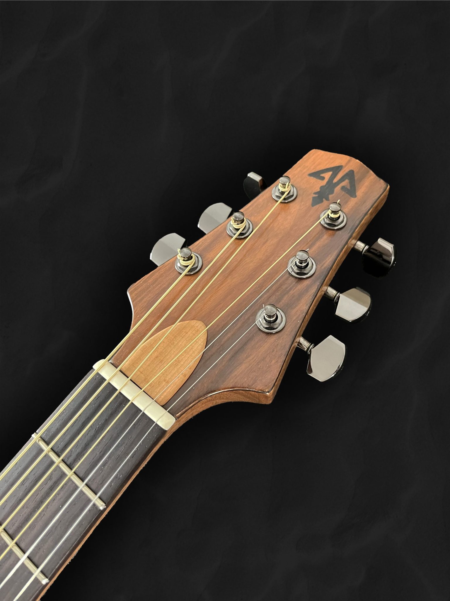 Guitare acoustique auditorium en bois clair épicéa du Jura, hêtre, palissandre et incrustation verte style celtique