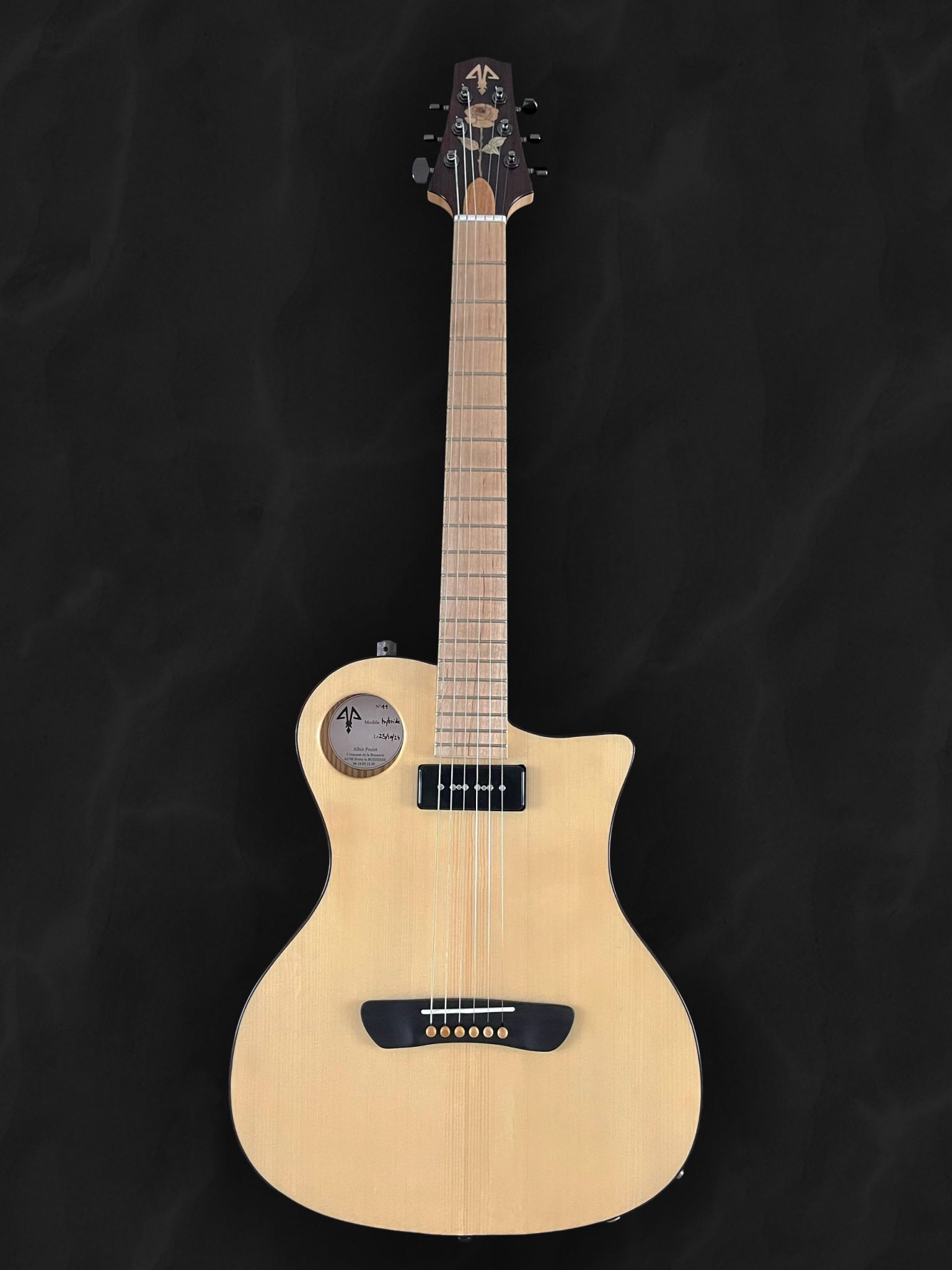 Guitare hybride en bois clair épicéa du Jura, palissandre indien et incrustation de rose en bois
