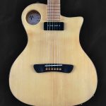 Guitare hybride en bois clair épicéa du Jura, palissandre indien et incrustation de rose en bois