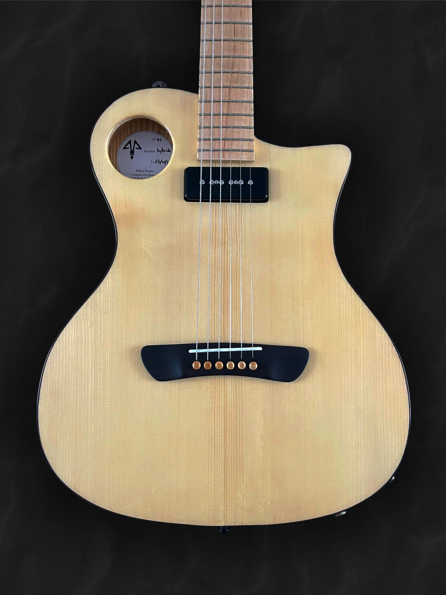 Guitare hybride en bois clair épicéa du Jura, palissandre indien et incrustation de rose en bois