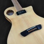 Guitare hybride en bois clair épicéa du Jura, palissandre indien et incrustation de rose en bois