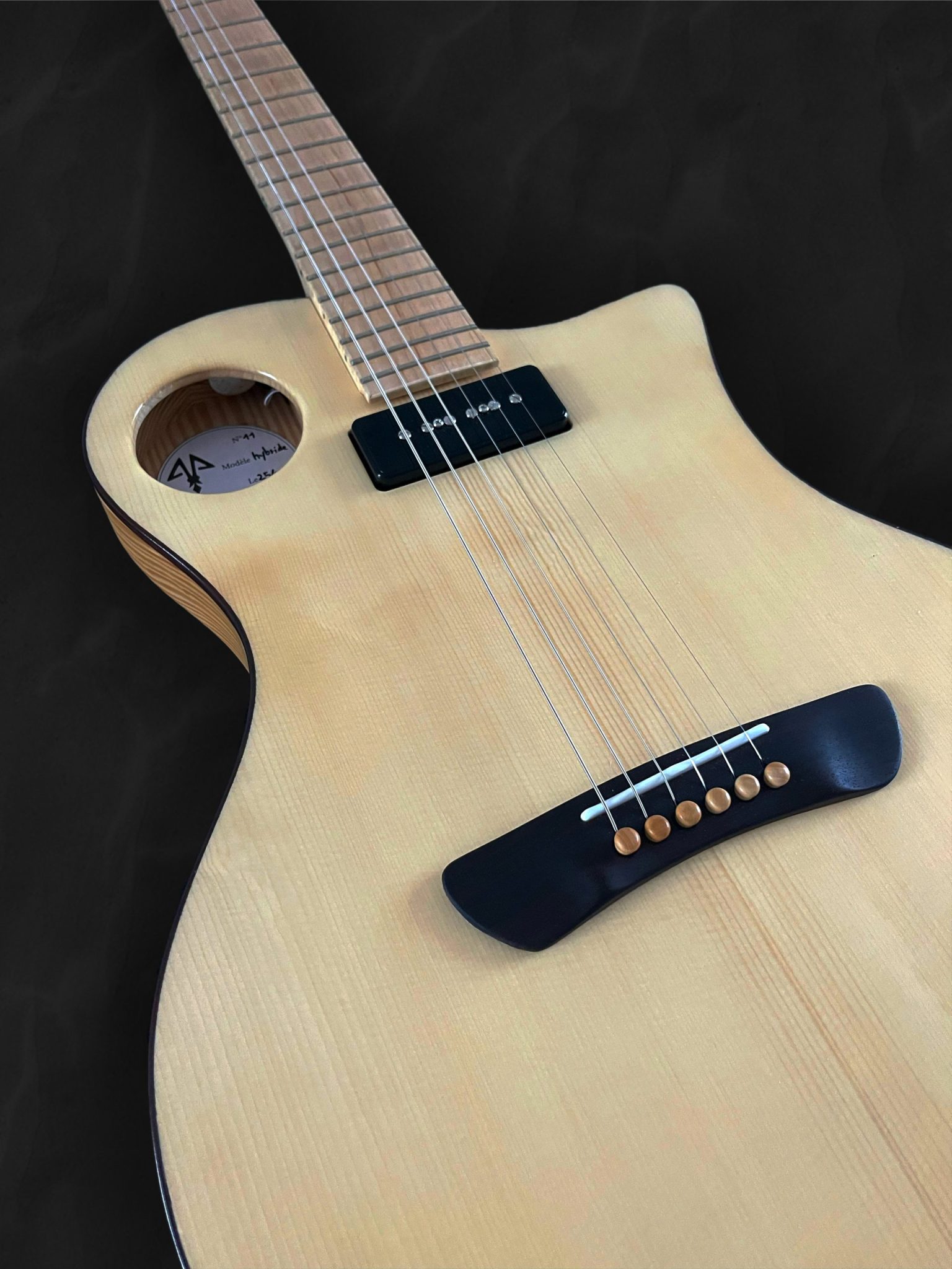 Guitare hybride en bois clair épicéa du Jura, palissandre indien et incrustation de rose en bois