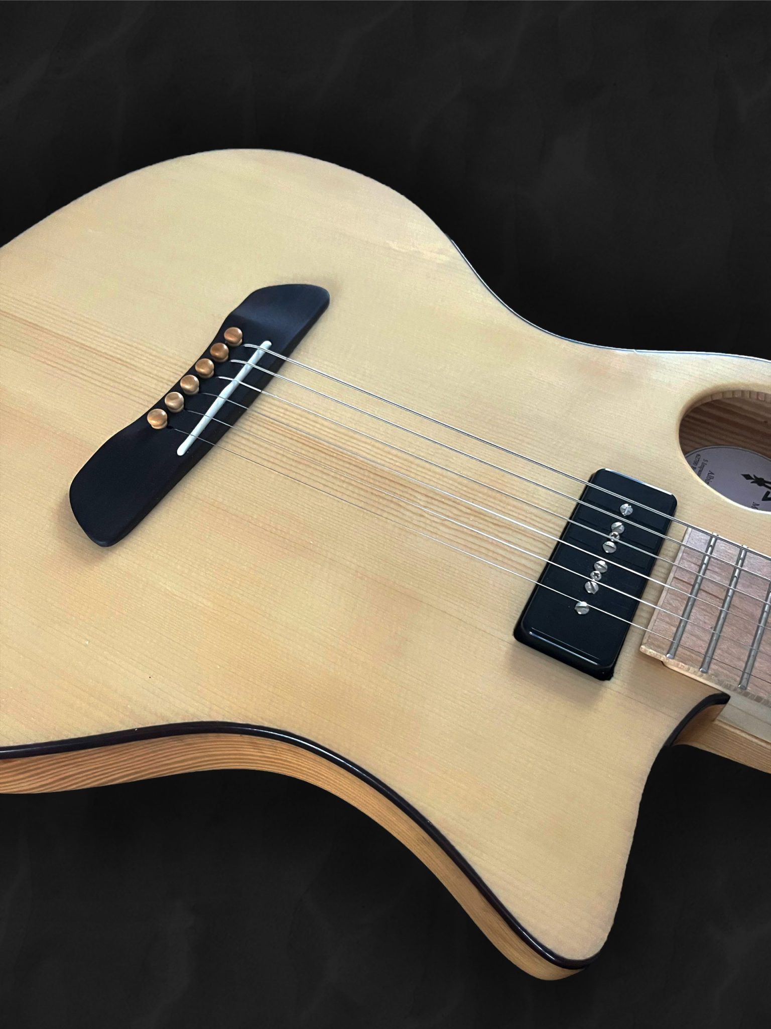 Guitare hybride en bois clair épicéa du Jura, palissandre indien et incrustation de rose en bois