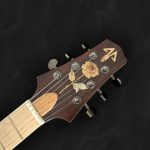 Guitare hybride en bois clair épicéa du Jura, palissandre indien et incrustation de rose en bois