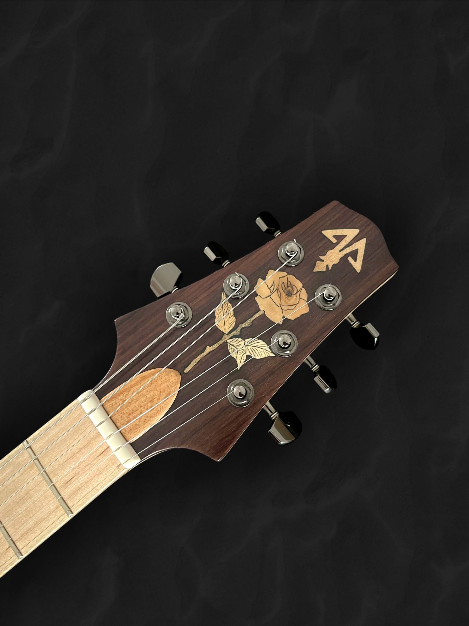 Guitare hybride en bois clair épicéa du Jura, palissandre indien et incrustation de rose en bois