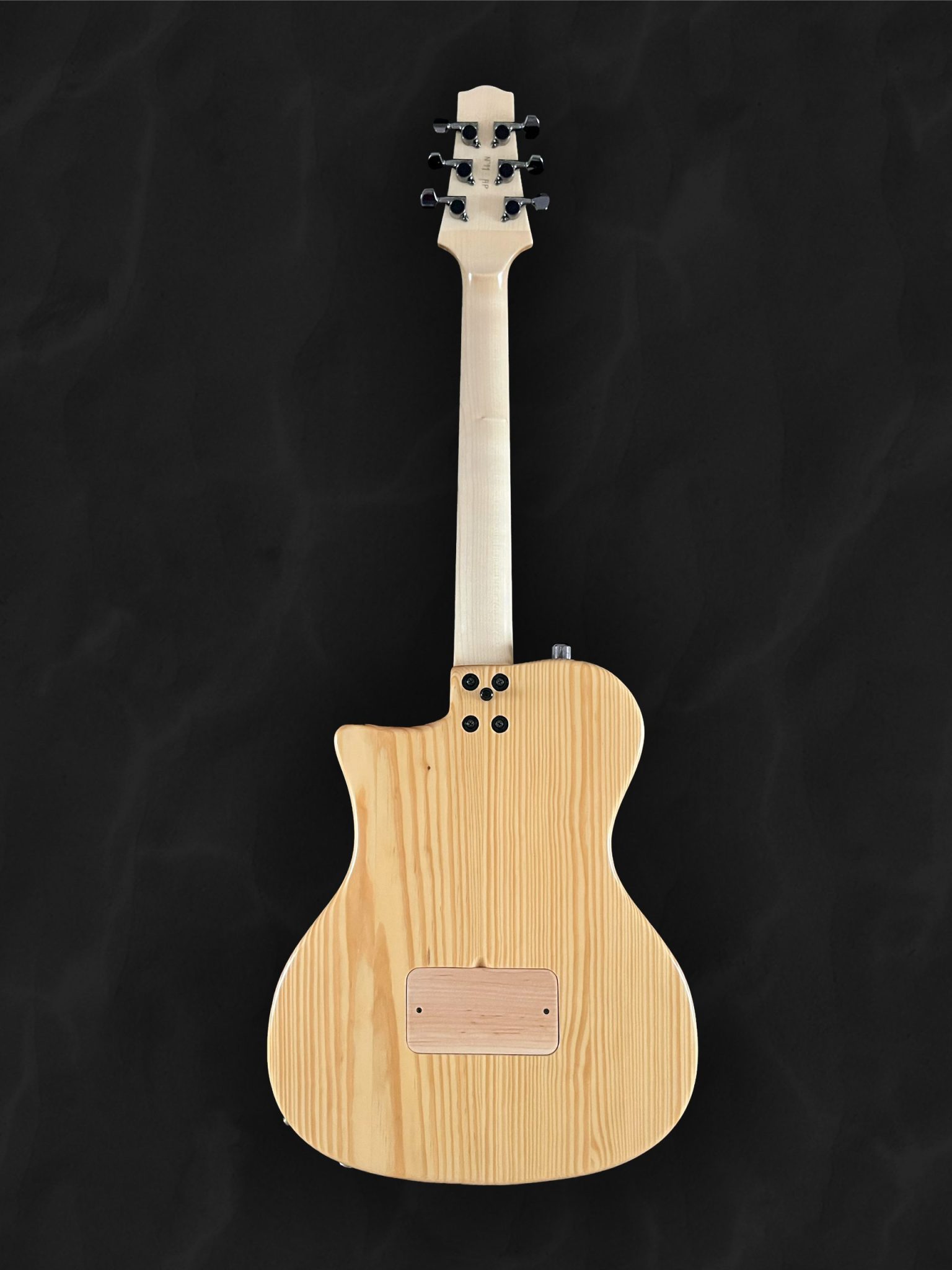 Guitare hybride en bois clair épicéa du Jura, palissandre indien et incrustation de rose en bois