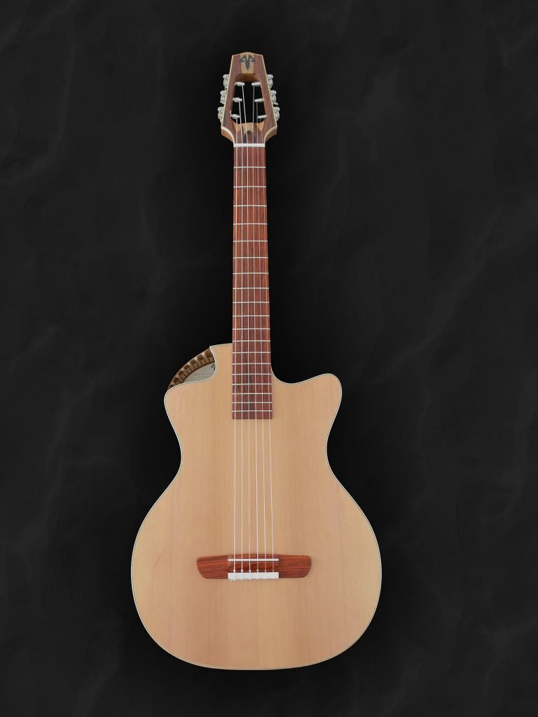 Guitare classique auditorium nylon sur mesure en cèdre rouge