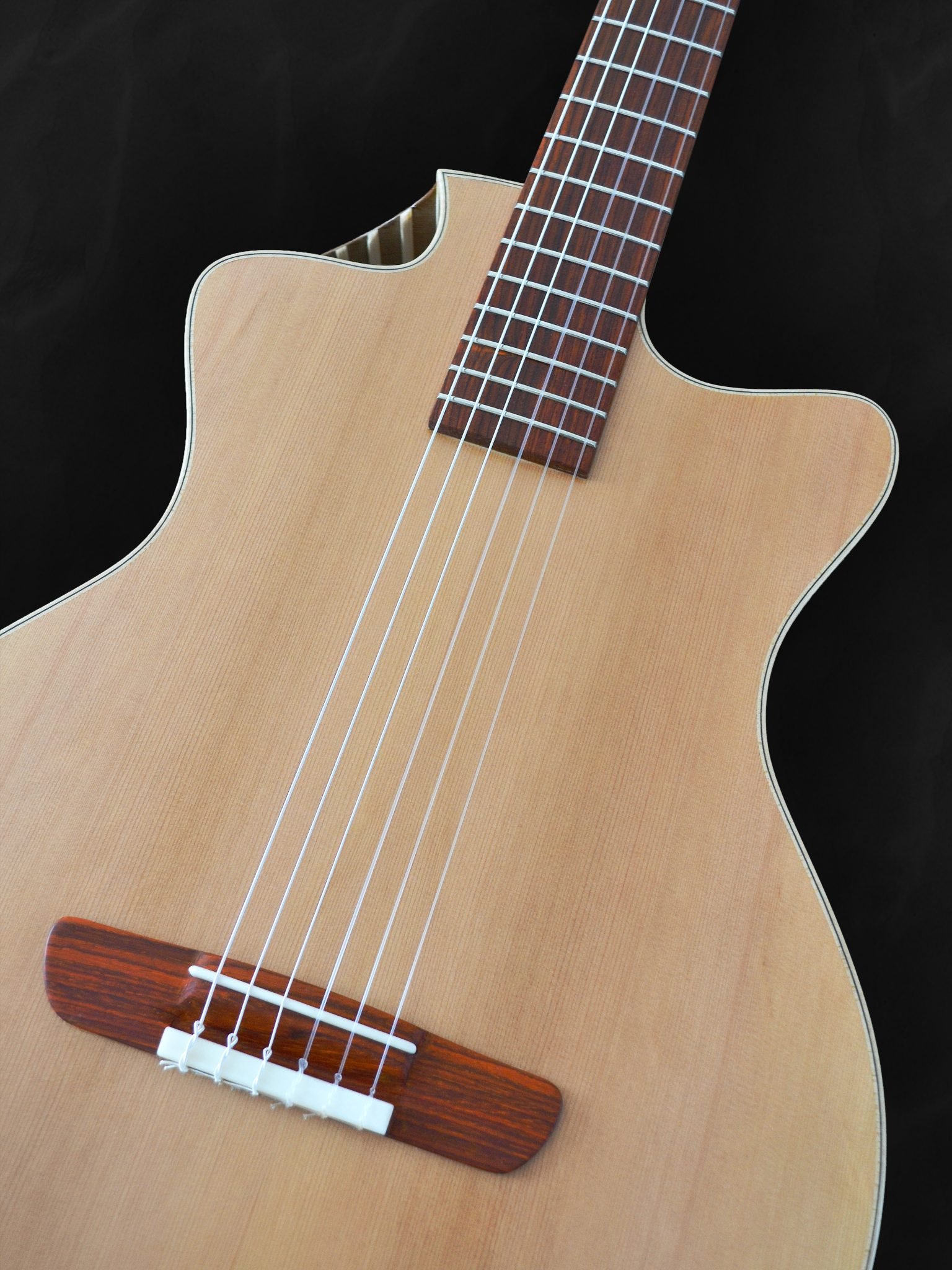 Guitare classique auditorium nylon sur mesure en cèdre rouge