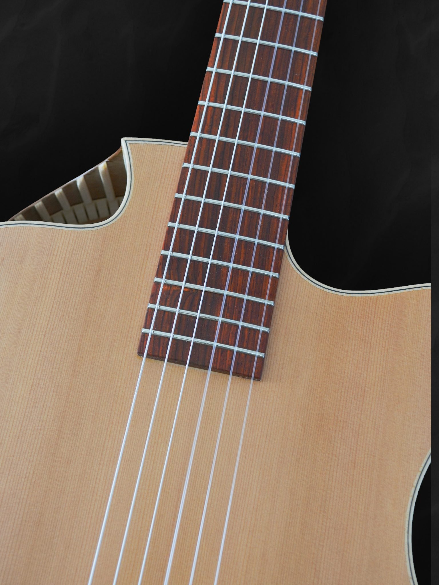 Guitare classique auditorium nylon sur mesure en cèdre rouge