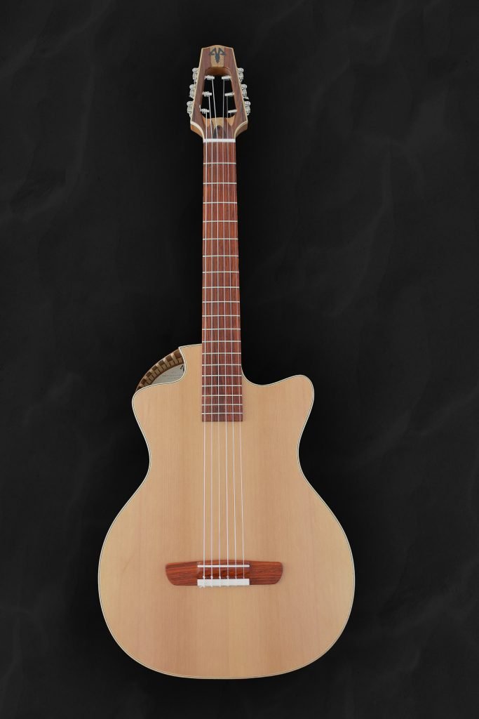 Guitare classique auditorium nylon sur mesure en cèdre rouge