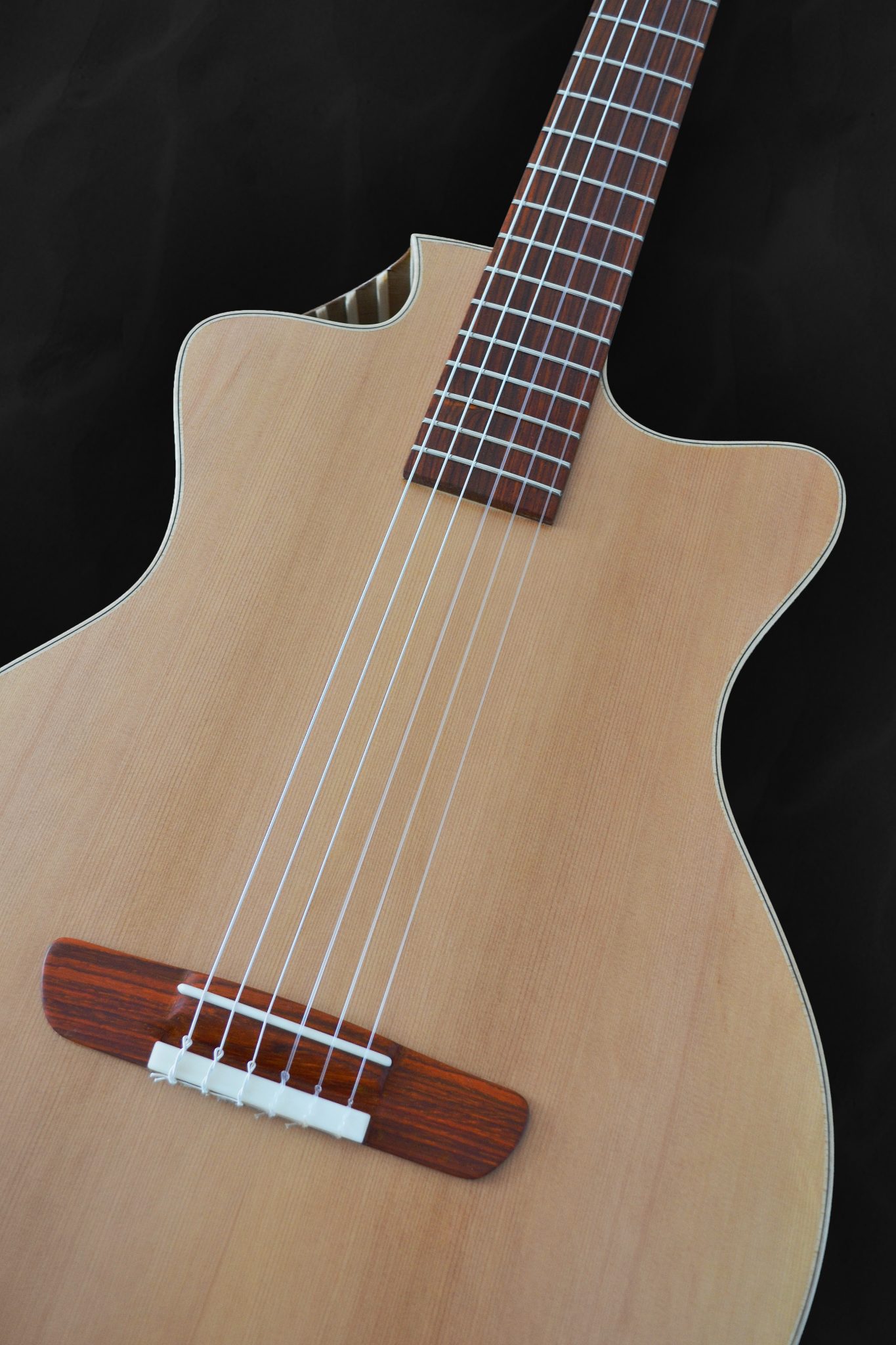 Guitare classique auditorium nylon sur mesure en cèdre rouge