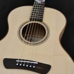 Guitare acoustique auditorium en bois clair épicéa du Jura et incrustations personnalisées
