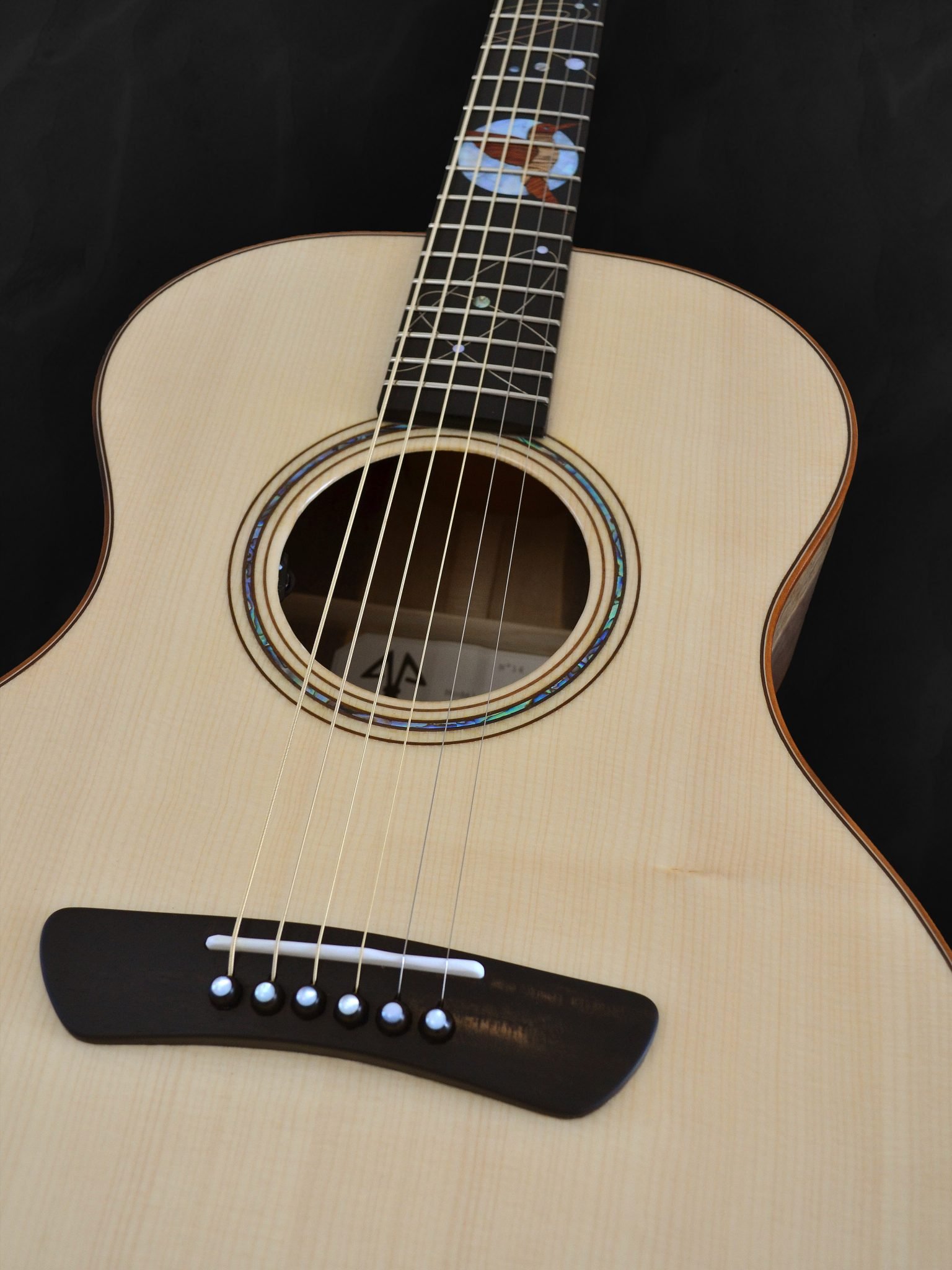 Guitare acoustique auditorium en bois clair épicéa du Jura et incrustations personnalisées