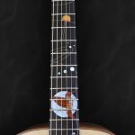 Guitare acoustique auditorium en bois clair épicéa du Jura et incrustations personnalisées