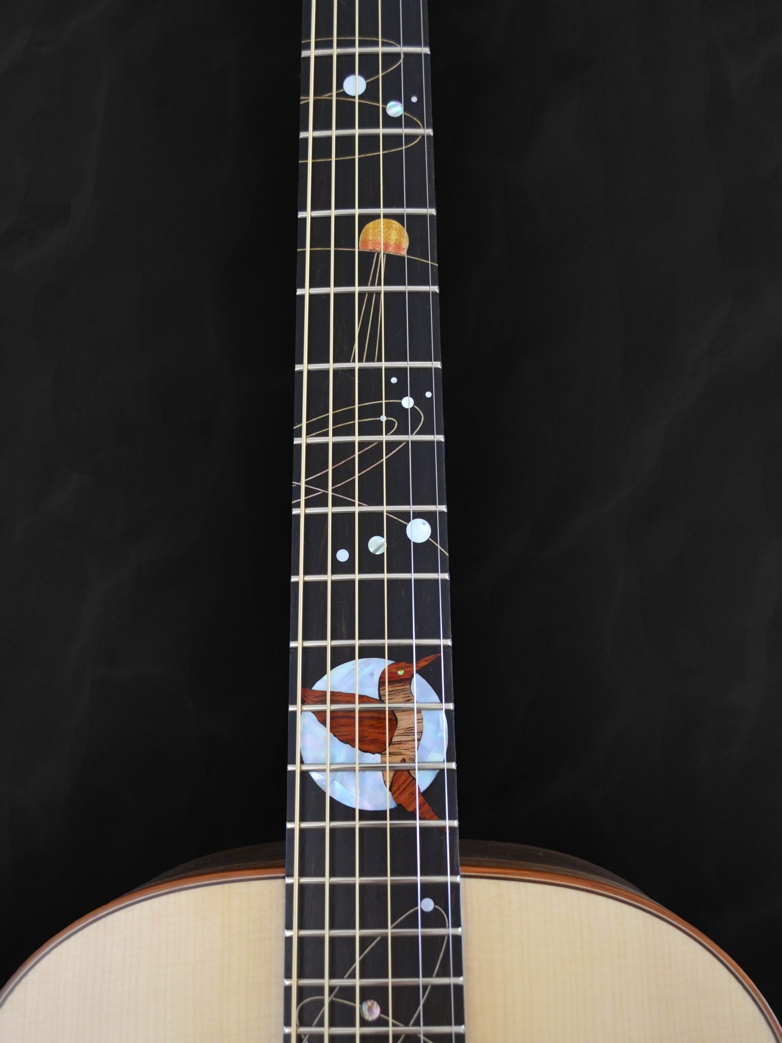 Guitare acoustique auditorium en bois clair épicéa du Jura et incrustations personnalisées