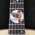 Guitare acoustique auditorium en bois clair épicéa du Jura et incrustations personnalisées