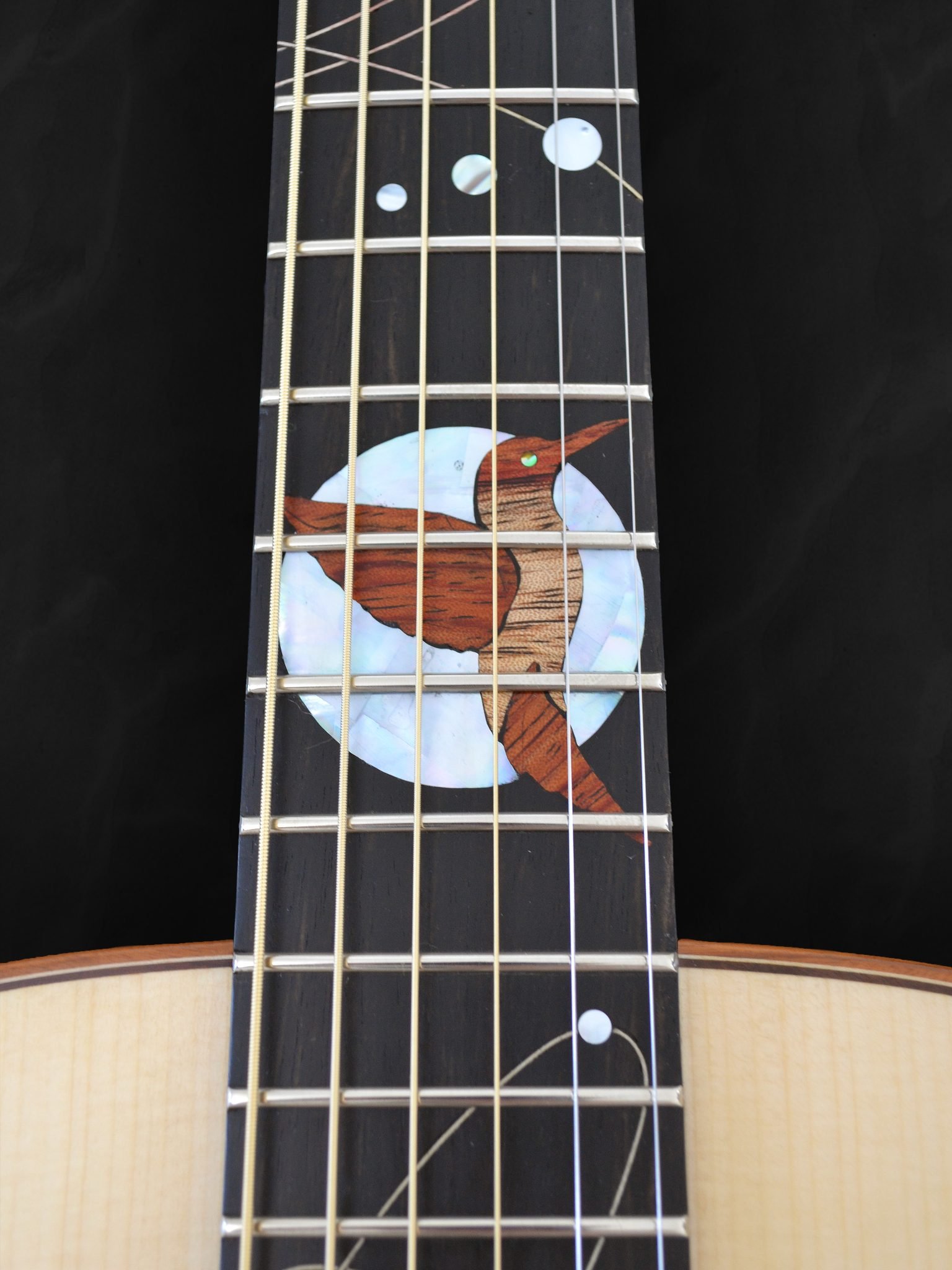 Guitare acoustique auditorium en bois clair épicéa du Jura et incrustations personnalisées