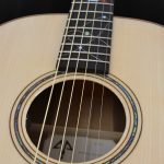 Guitare acoustique auditorium en bois clair épicéa du Jura et incrustations personnalisées