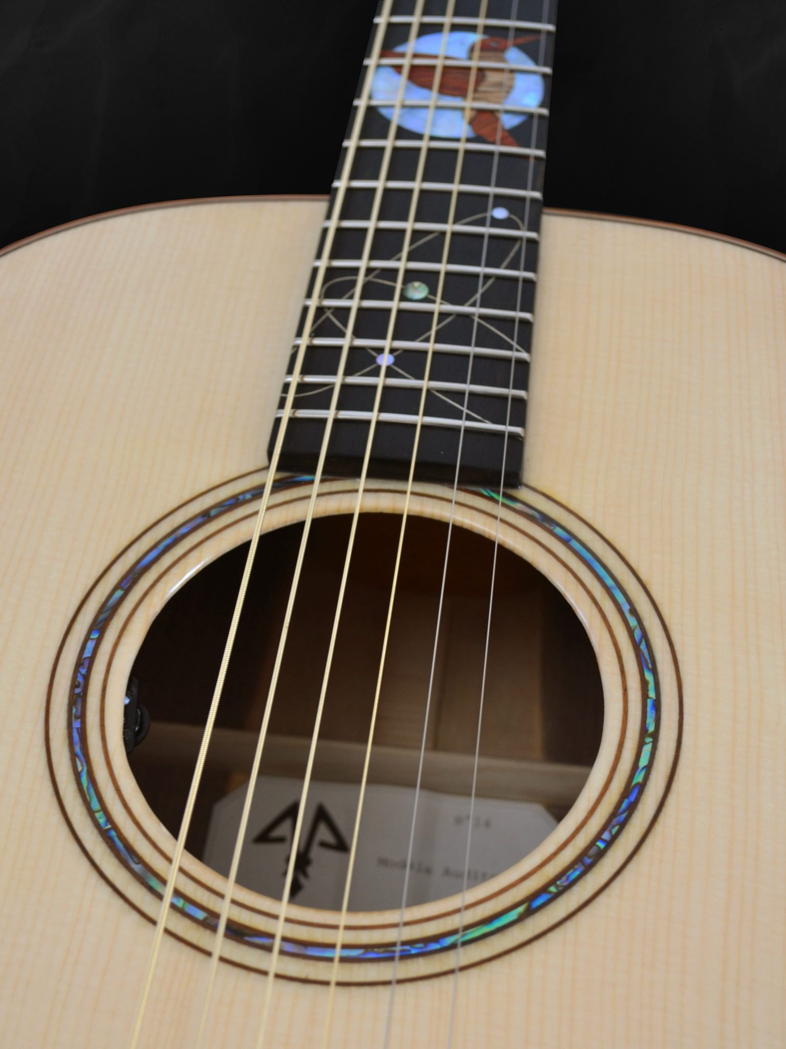 Guitare acoustique auditorium en bois clair épicéa du Jura et incrustations personnalisées