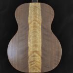 Guitare acoustique auditorium en bois clair épicéa du Jura et incrustations personnalisées