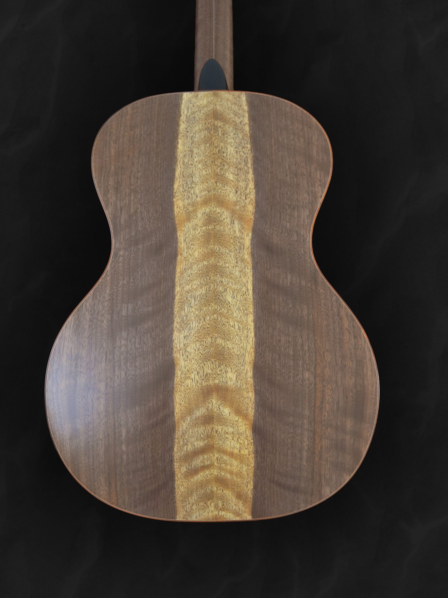 Guitare acoustique auditorium en bois clair épicéa du Jura et incrustations personnalisées