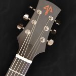 Guitare acoustique auditorium en bois clair épicéa du Jura et incrustations personnalisées
