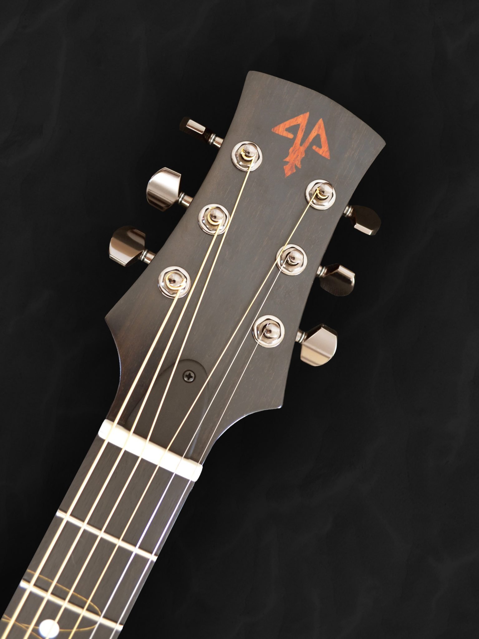 Guitare acoustique auditorium en bois clair épicéa du Jura et incrustations personnalisées