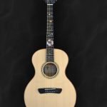 Guitare acoustique auditorium en bois clair épicéa du Jura et incrustations personnalisées
