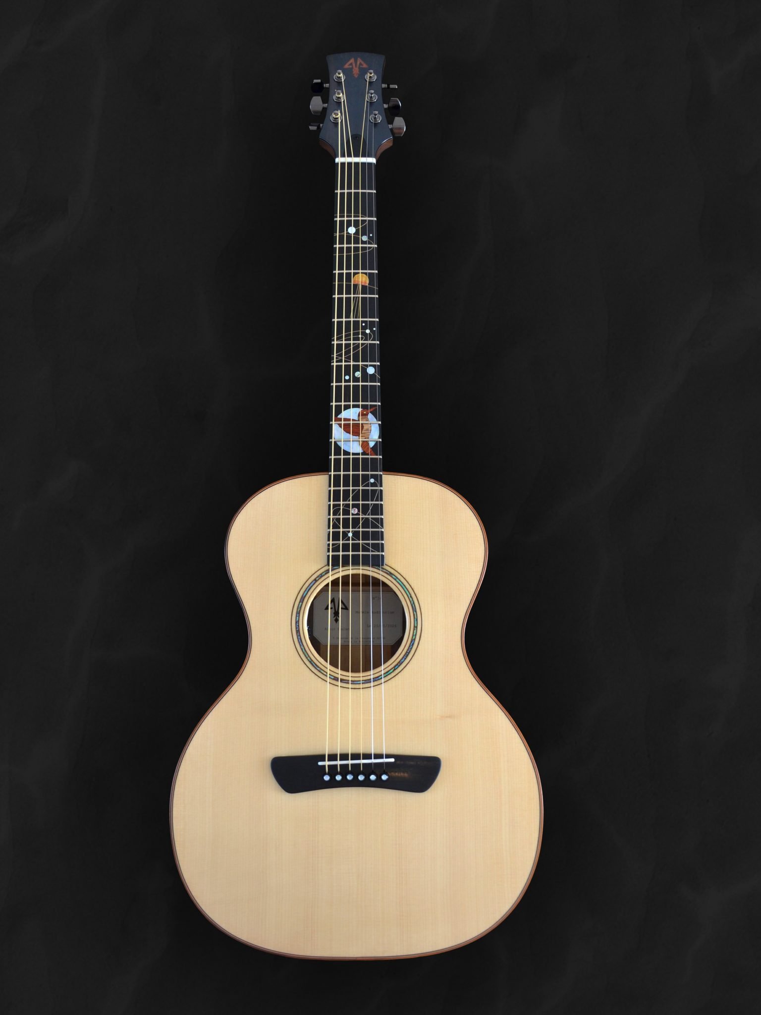 Guitare acoustique auditorium en bois clair épicéa du Jura et incrustations personnalisées