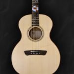 Guitare acoustique auditorium en bois clair épicéa du Jura et incrustations personnalisées