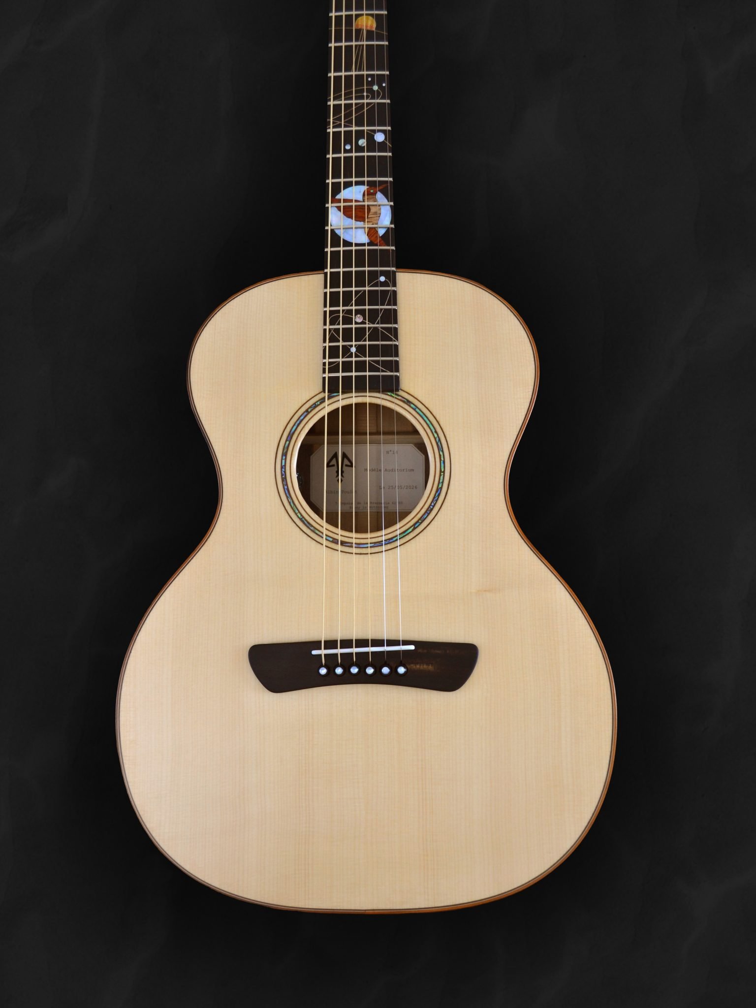 Guitare acoustique auditorium en bois clair épicéa du Jura et incrustations personnalisées