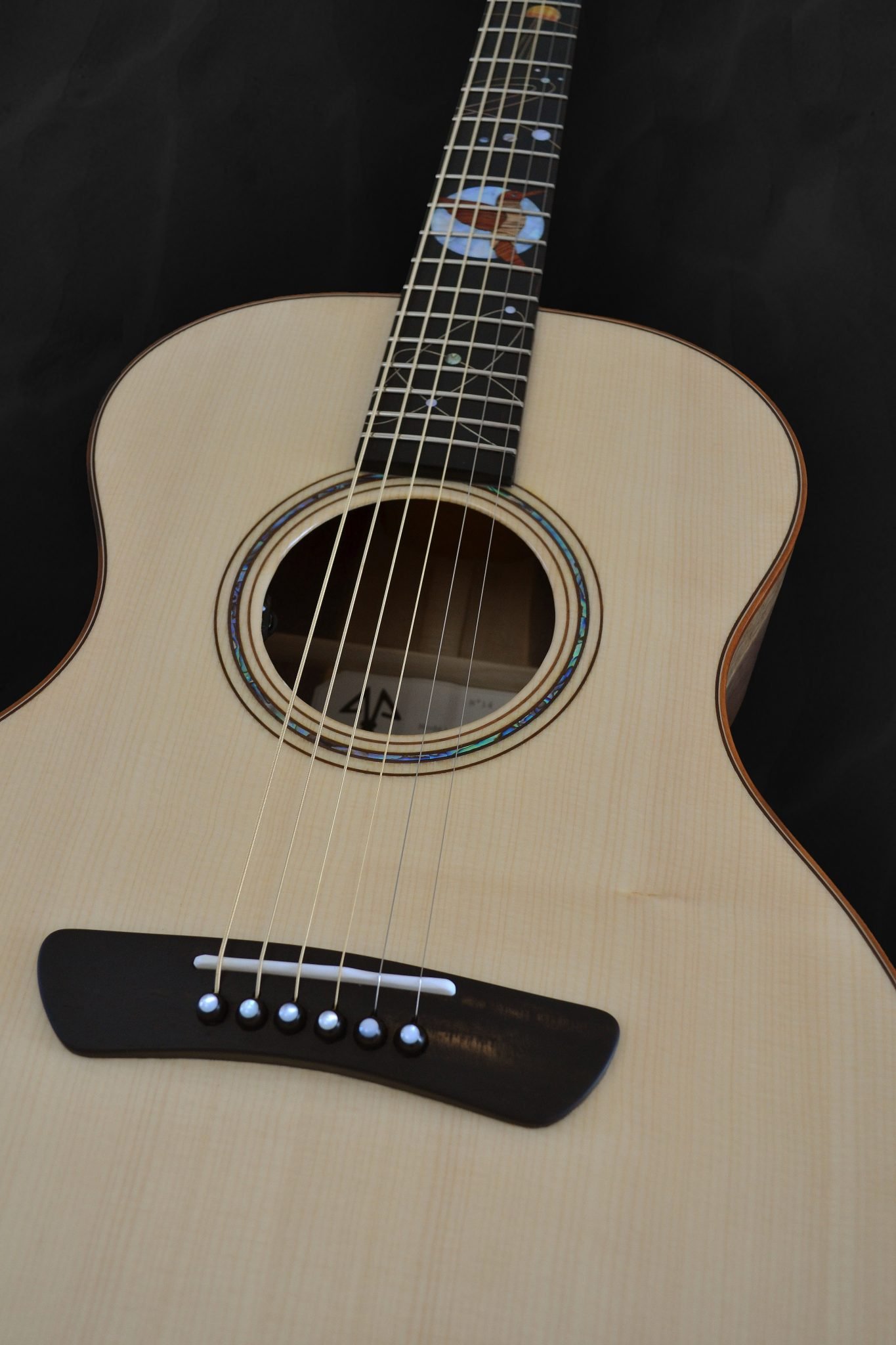 Guitare acoustique auditorium en bois clair épicéa du Jura et incrustations personnalisées