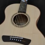 Guitare acoustique auditorium en bois clair épicéa du Jura et incrustations personnalisées