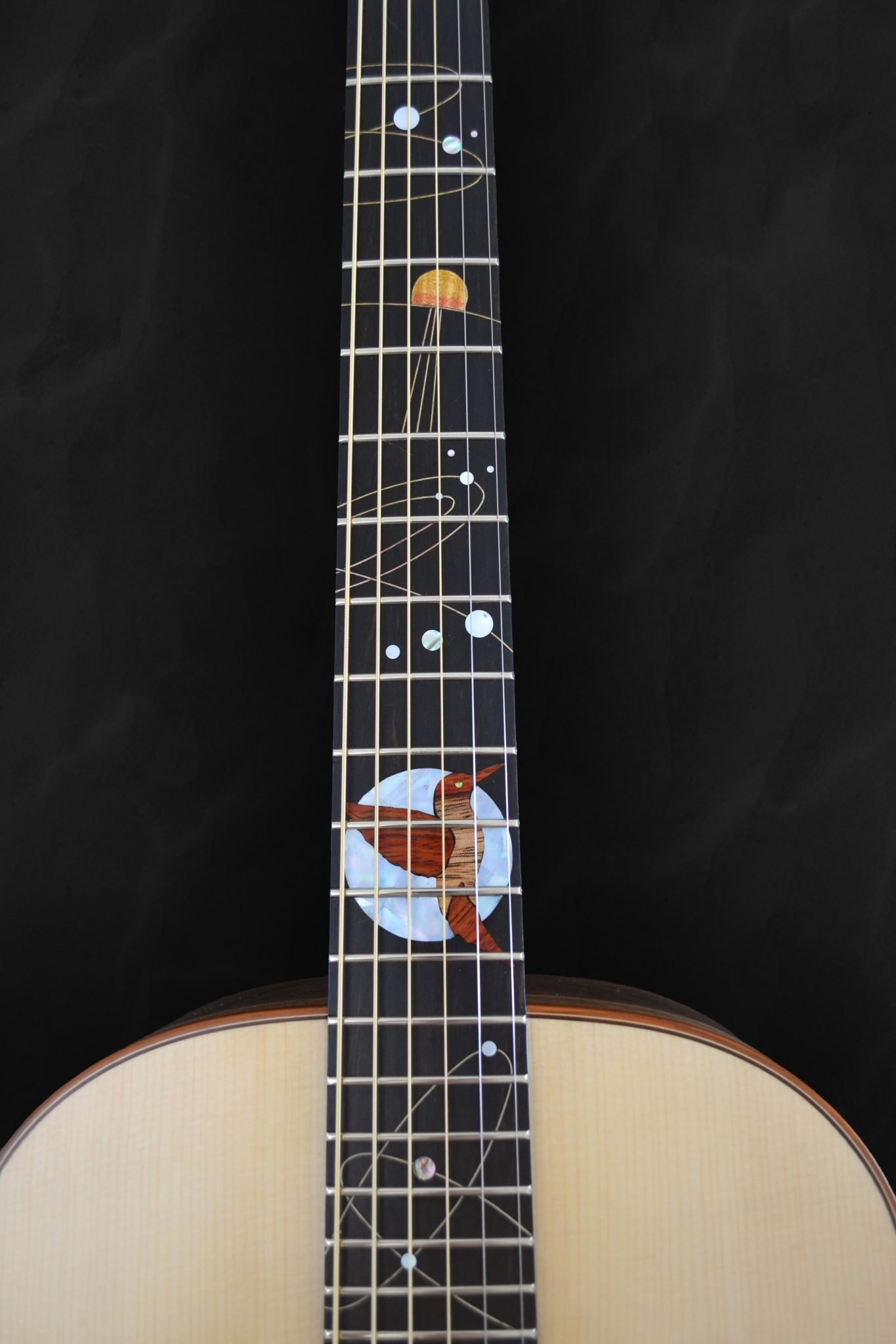 Guitare acoustique auditorium en bois clair épicéa du Jura et incrustations personnalisées