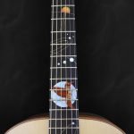 Guitare acoustique auditorium en bois clair épicéa du Jura et incrustations personnalisées
