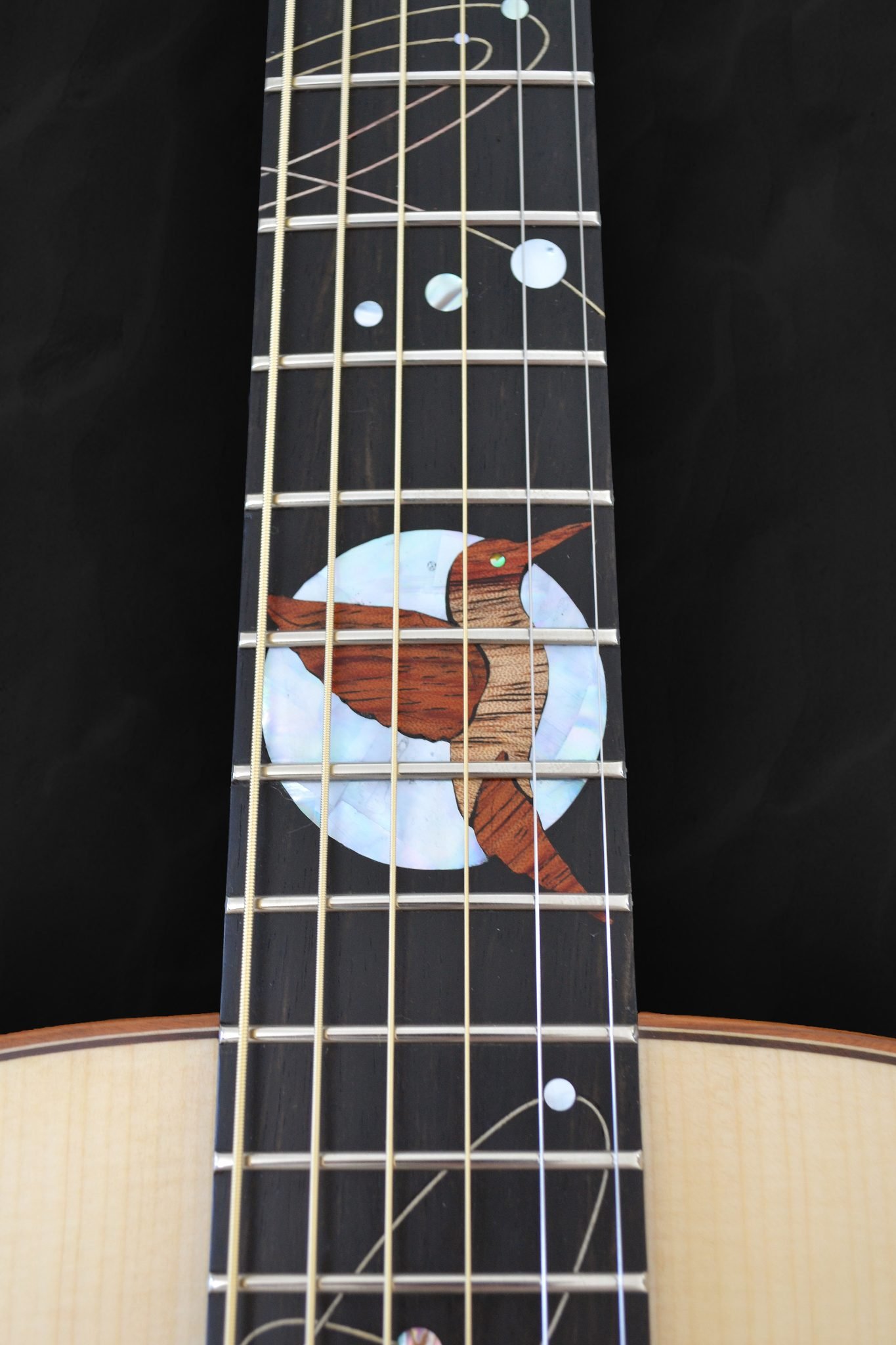 Guitare acoustique auditorium en bois clair épicéa du Jura et incrustations personnalisées