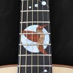 Guitare acoustique auditorium en bois clair épicéa du Jura et incrustations personnalisées