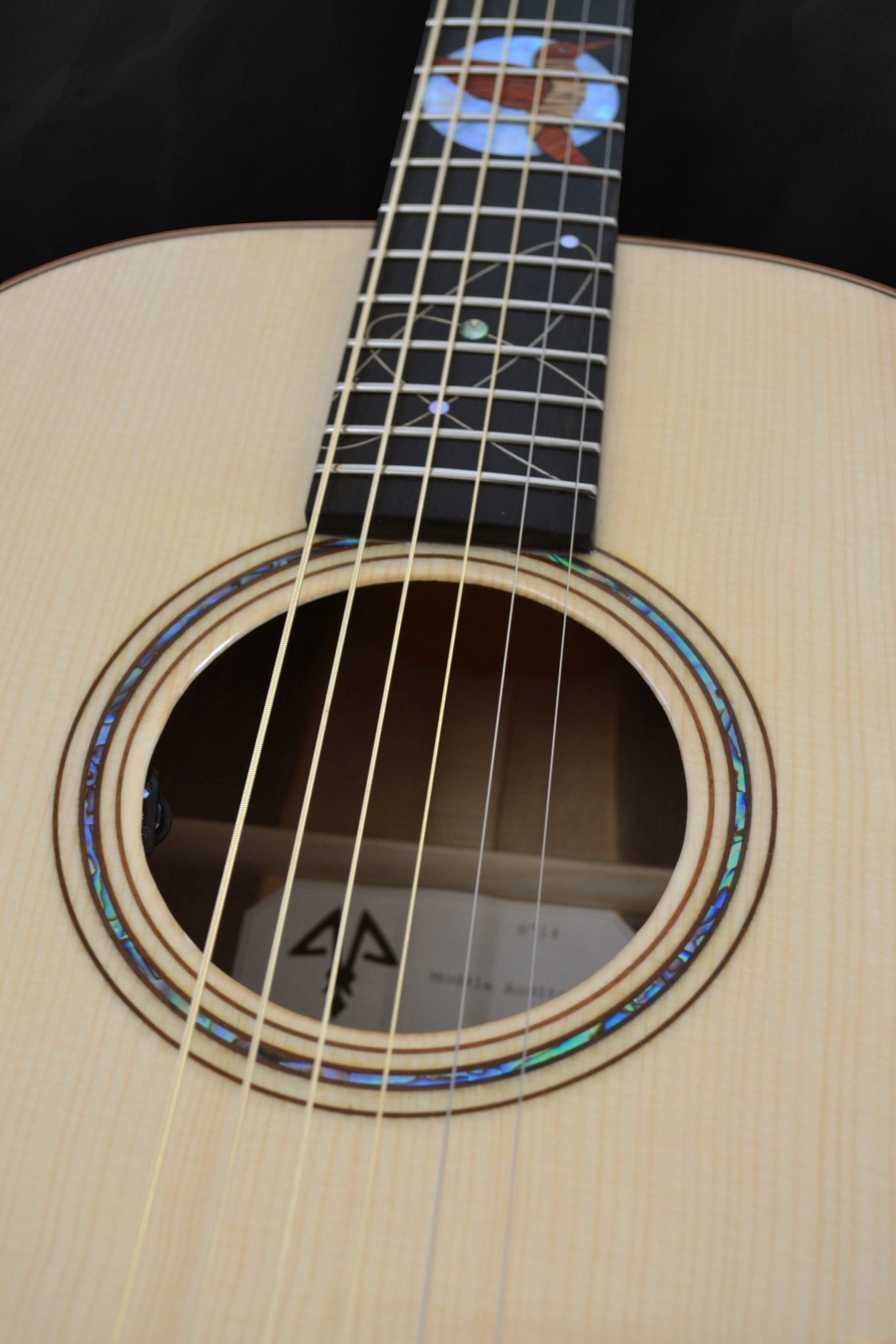 Guitare acoustique auditorium en bois clair épicéa du Jura et incrustations personnalisées