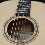Guitare acoustique auditorium en bois clair épicéa du Jura et incrustations personnalisées