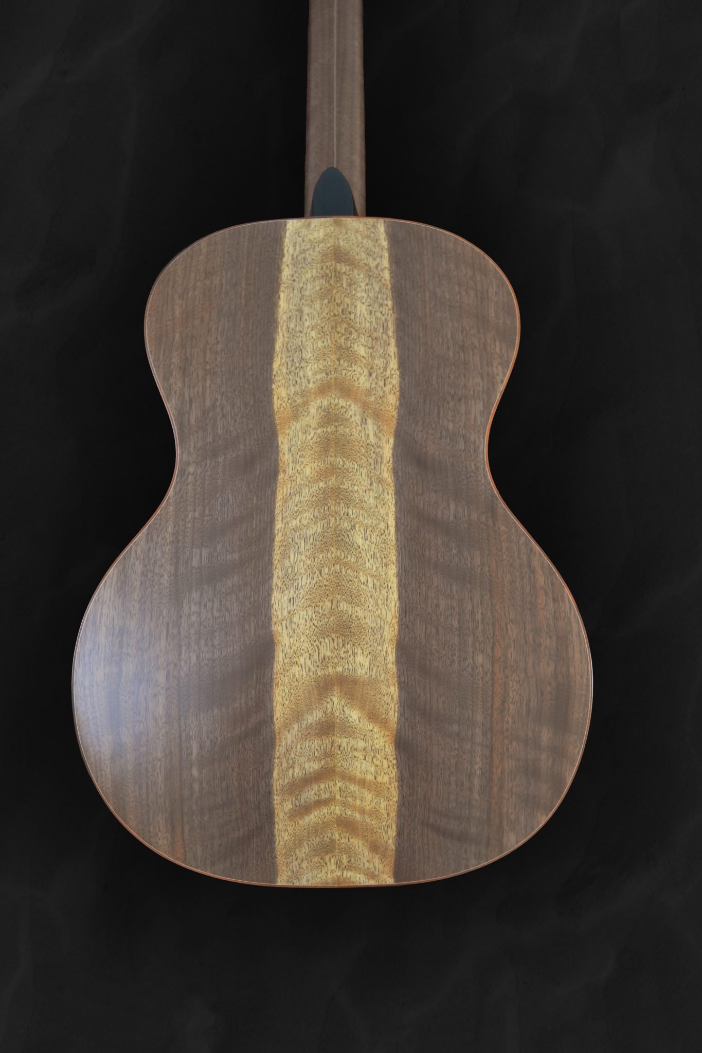 Guitare acoustique auditorium en bois clair épicéa du Jura et incrustations personnalisées