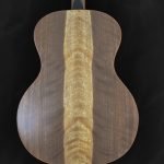Guitare acoustique auditorium en bois clair épicéa du Jura et incrustations personnalisées