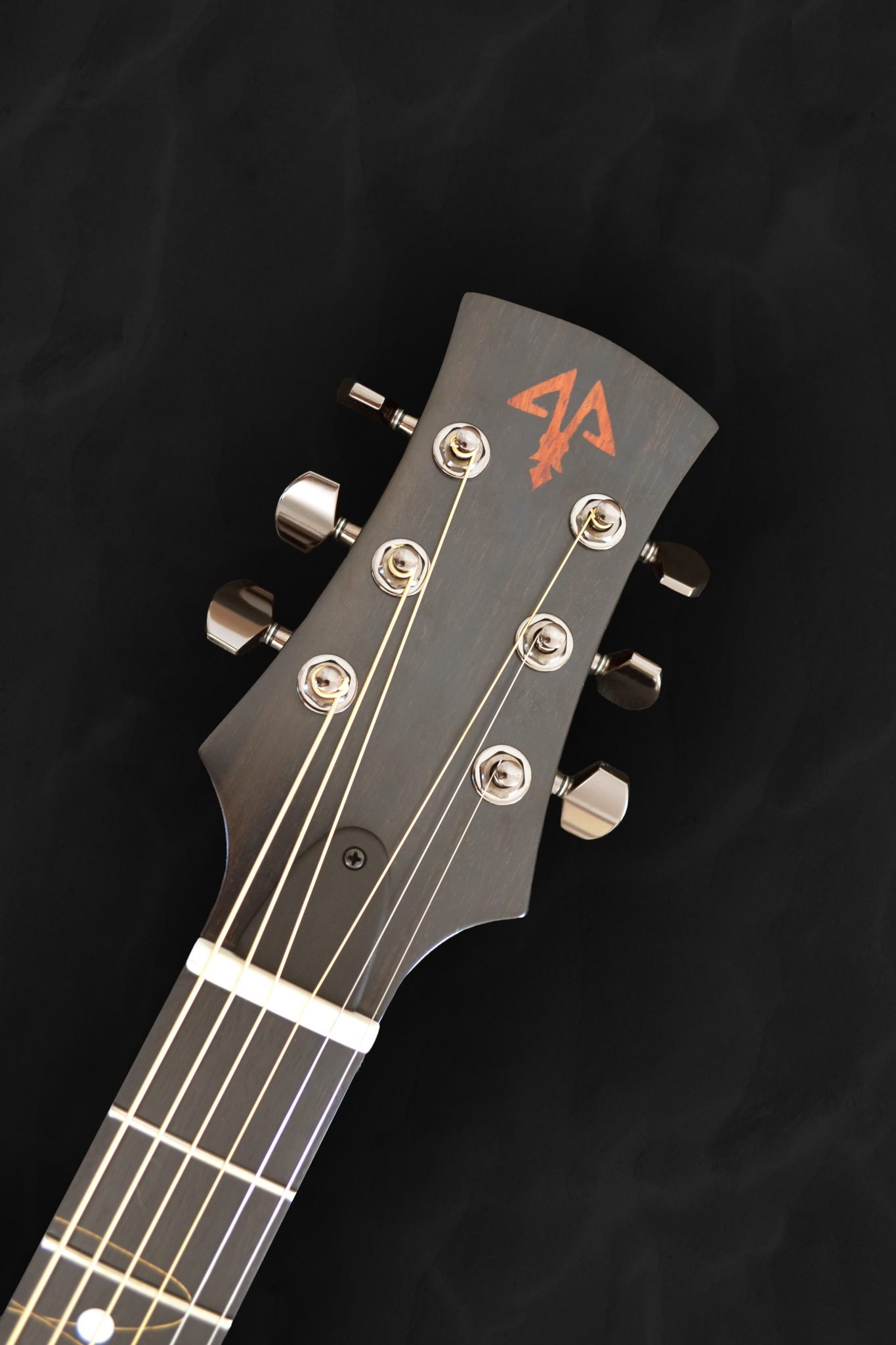 Guitare acoustique auditorium en bois clair épicéa du Jura et incrustations personnalisées