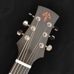 Guitare acoustique auditorium en bois clair épicéa du Jura et incrustations personnalisées
