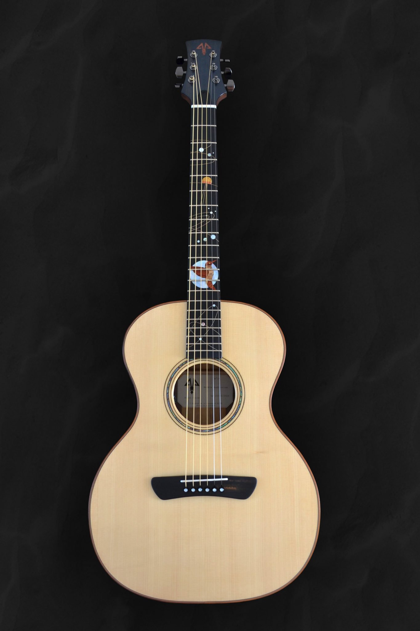 Guitare acoustique auditorium en bois clair épicéa du Jura et incrustations personnalisées