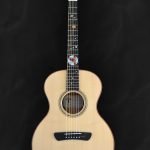 Guitare acoustique auditorium en bois clair épicéa du Jura et incrustations personnalisées