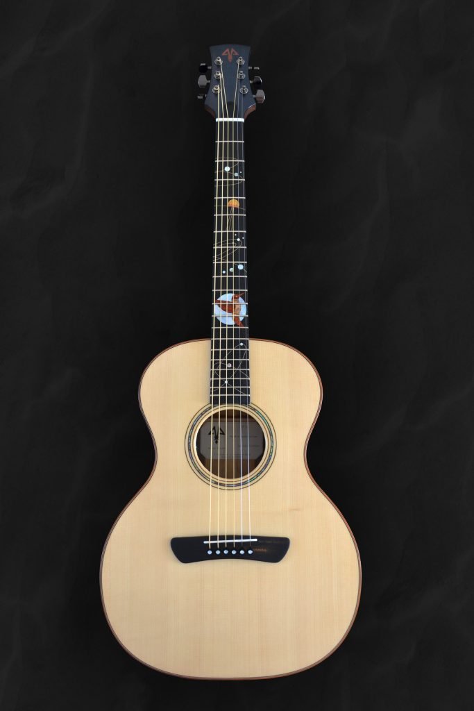 Guitare acoustique auditorium en bois clair épicéa du Jura et incrustations personnalisées