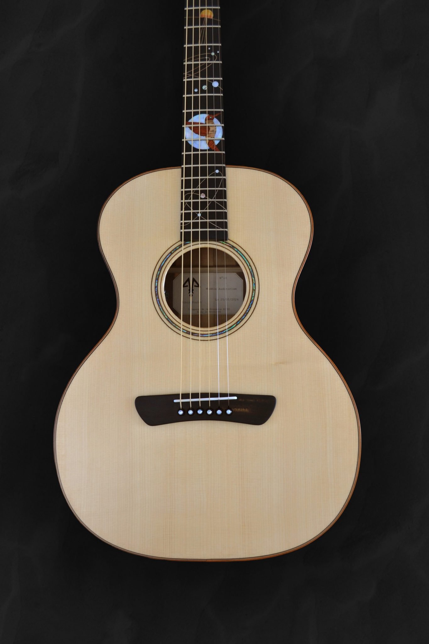 Guitare acoustique auditorium en bois clair épicéa du Jura et incrustations personnalisées