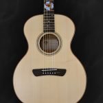 Guitare acoustique auditorium en bois clair épicéa du Jura et incrustations personnalisées